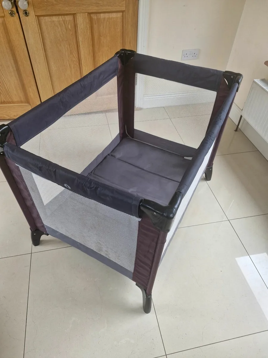 Travel cot - Image 1