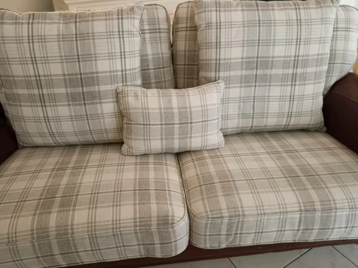 Beautiful sofa - Image 2