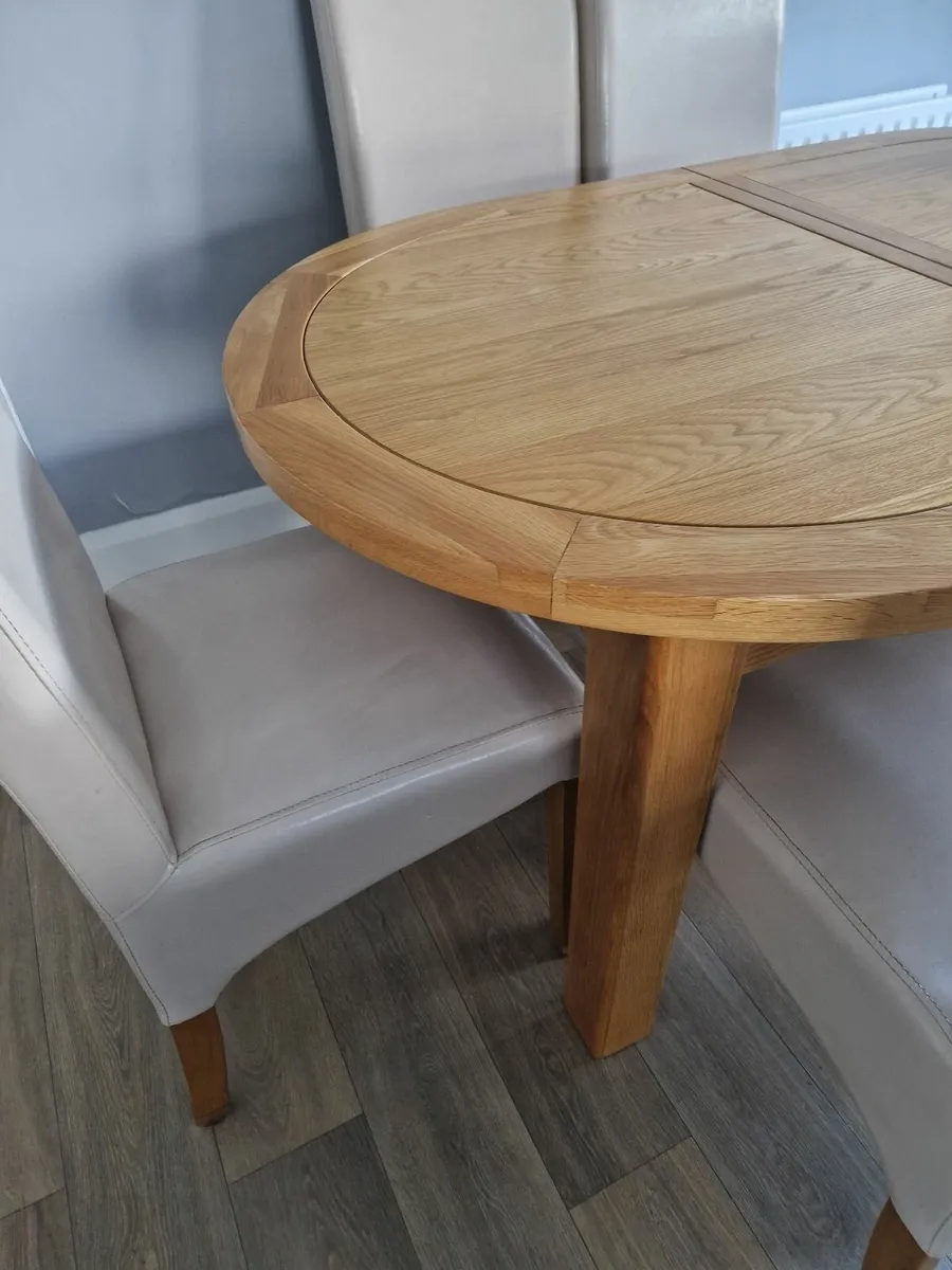 Dining table and 6 chairs - Image 2