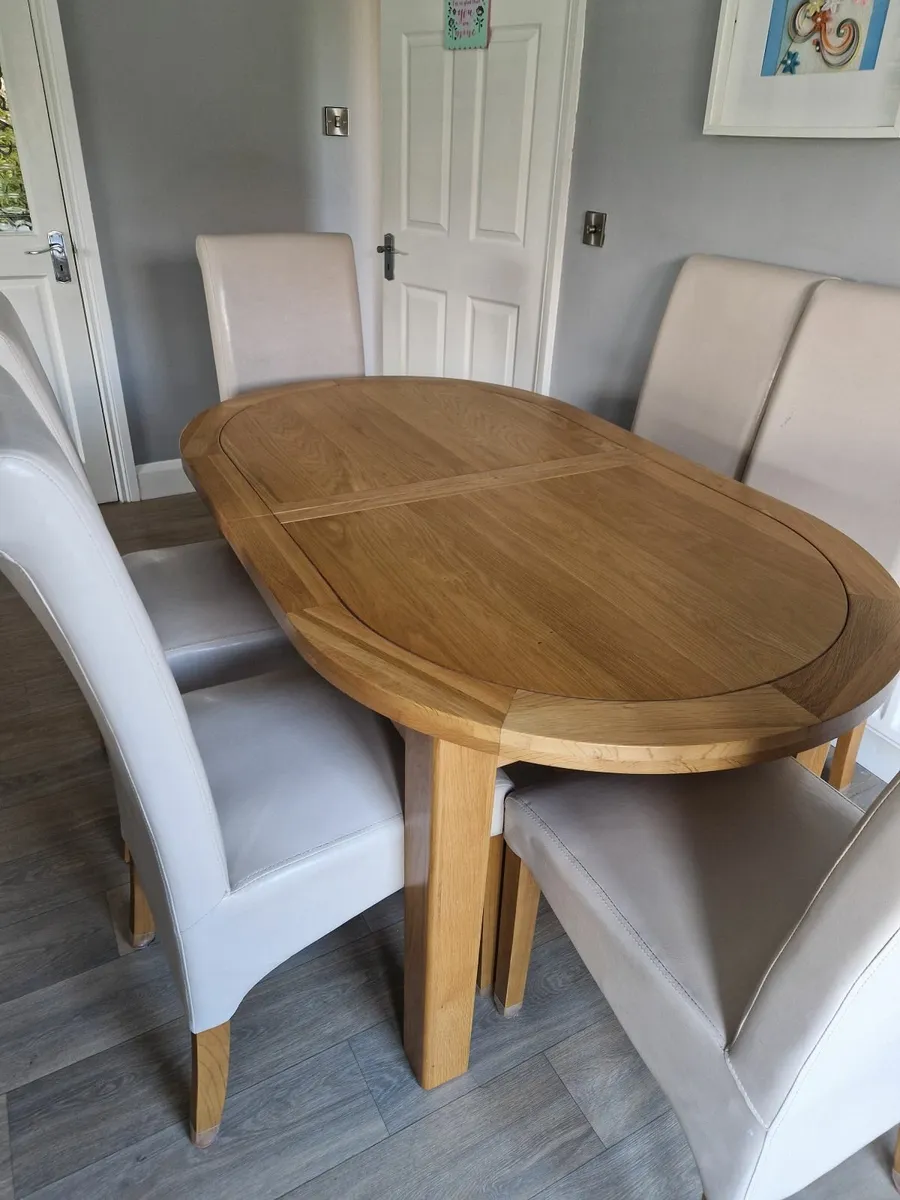 Dining table and 6 chairs - Image 4