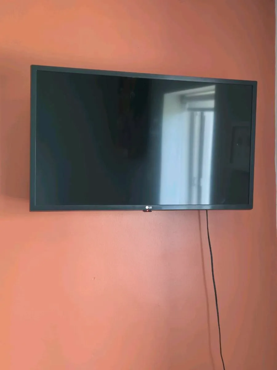 32"inch Smart LG TV with wall mount - Image 2