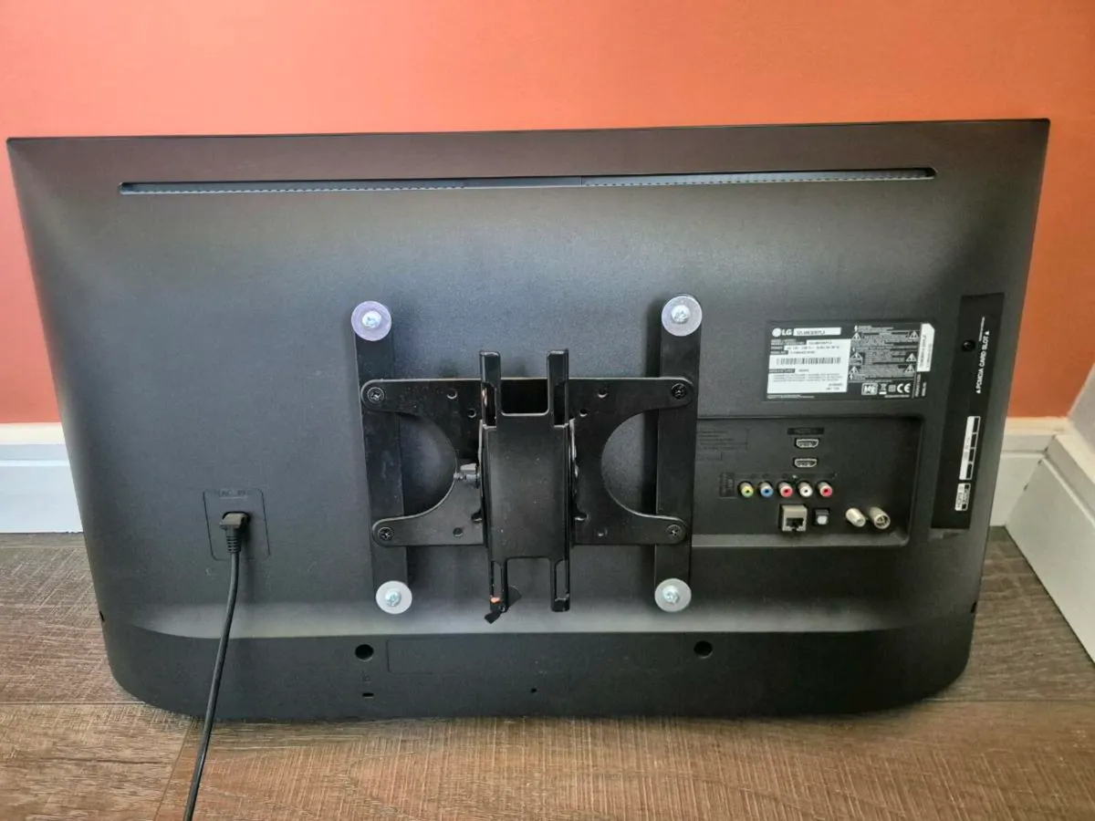 32"inch Smart LG TV with wall mount - Image 3