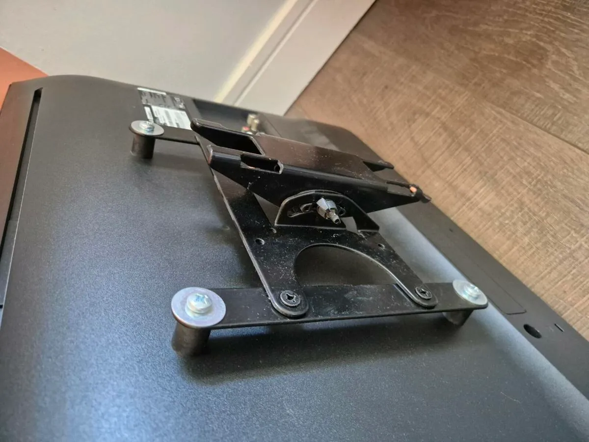 32"inch Smart LG TV with wall mount - Image 4