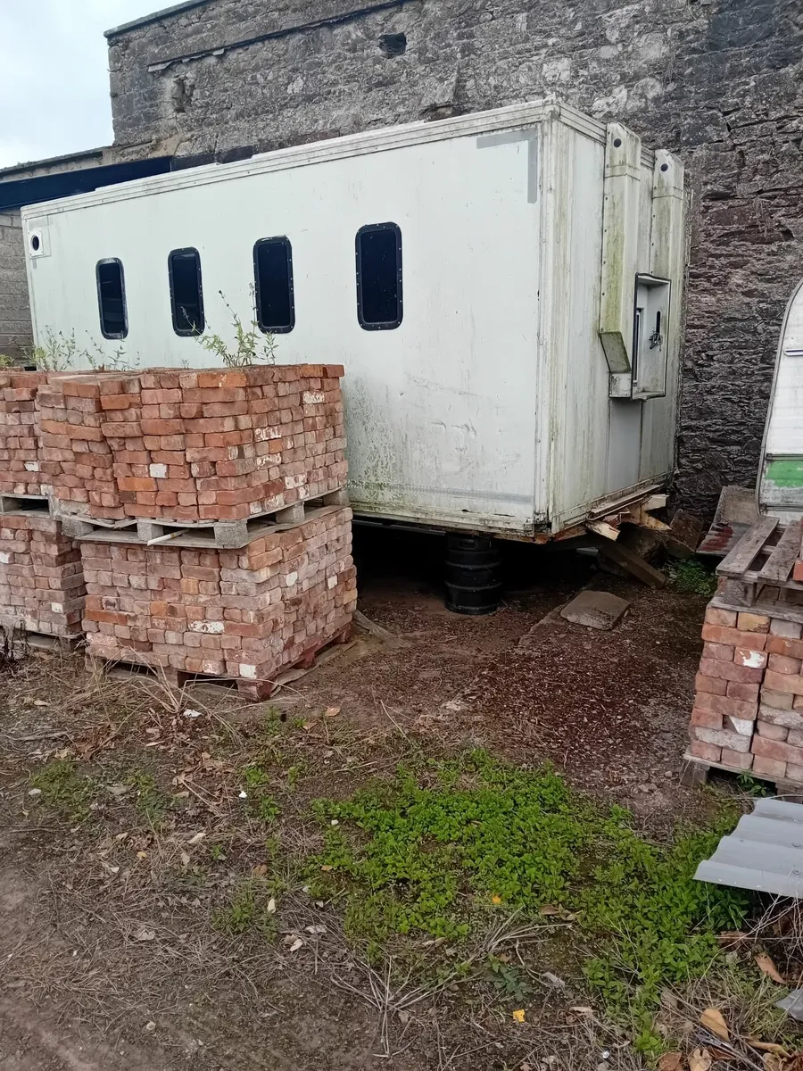 Old red bricks - Image 4