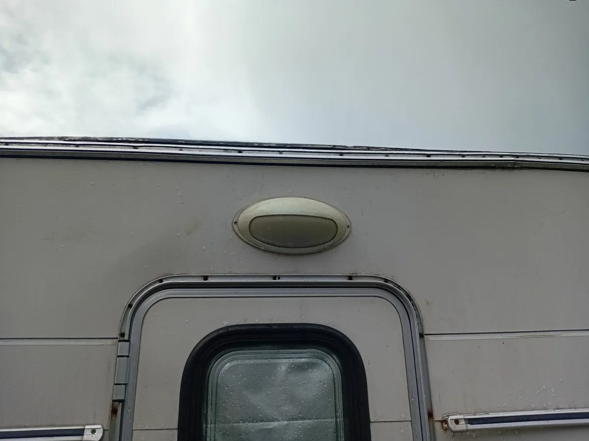 Caravan - Image 4