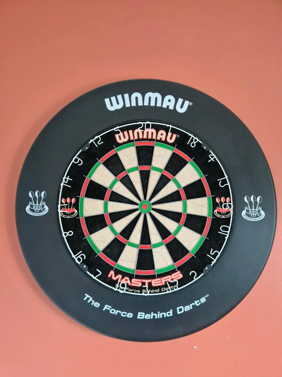 Dart board with protection ring and oche mat - Image 1
