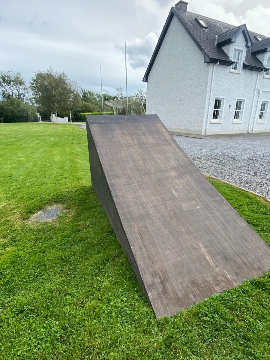 Dirt bike ramp - Image 1
