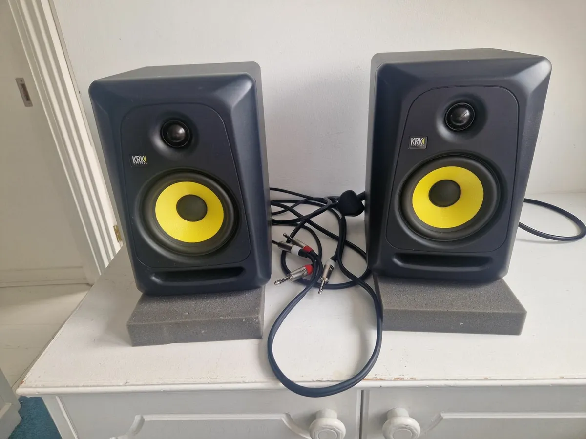 KMK Classic 5 studio monitor set with foam padding - Image 1