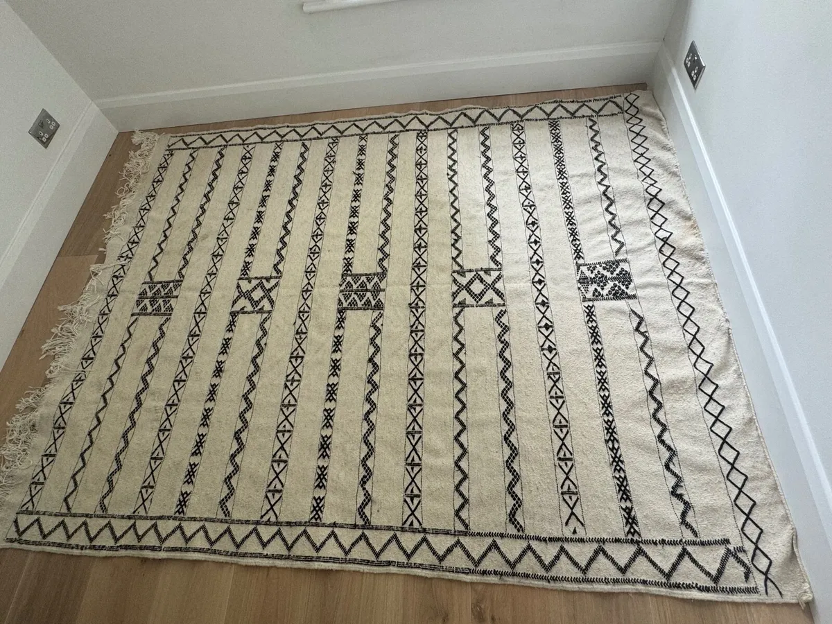 Handwoven Amazigh Moroccan Wool Rug – 180 x 230 cm - Image 2