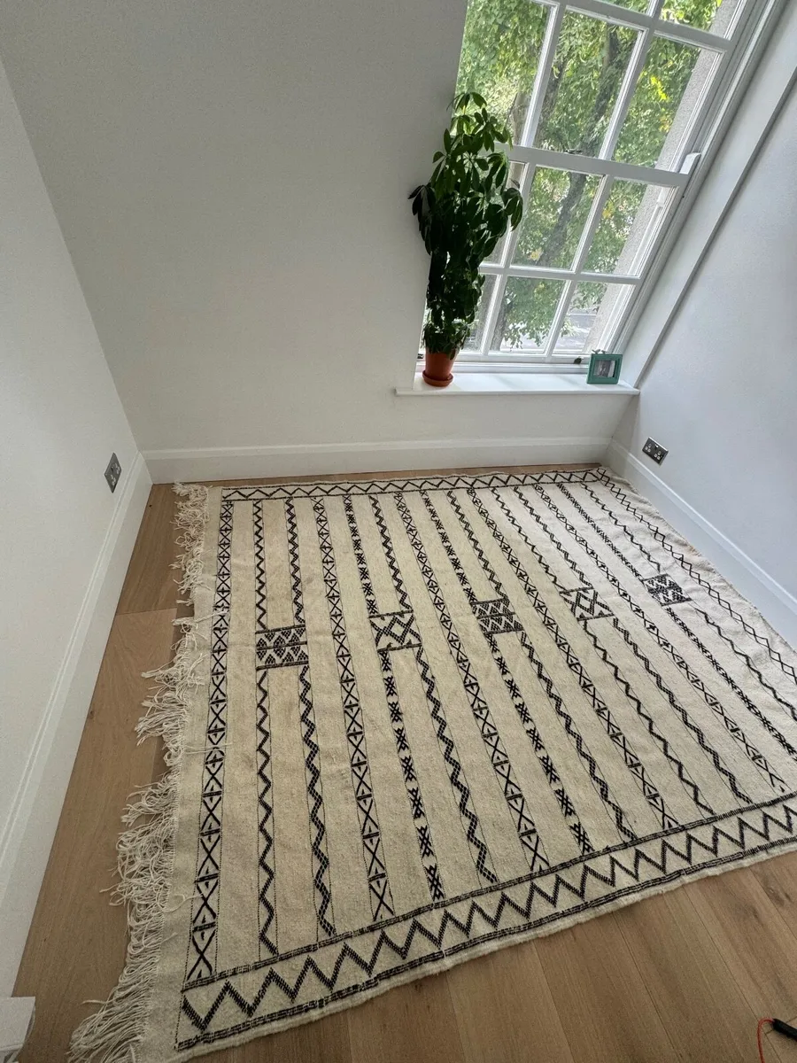Handwoven Amazigh Moroccan Wool Rug – 180 x 230 cm - Image 4