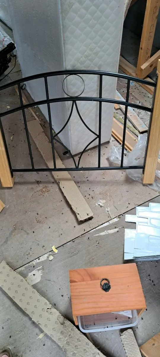 Single 3ft metal and timber bed - Image 3
