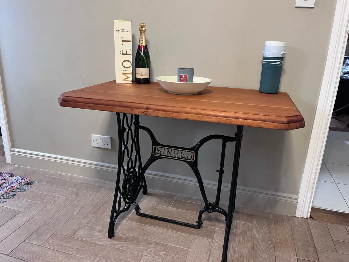 Unique singer table - Image 2