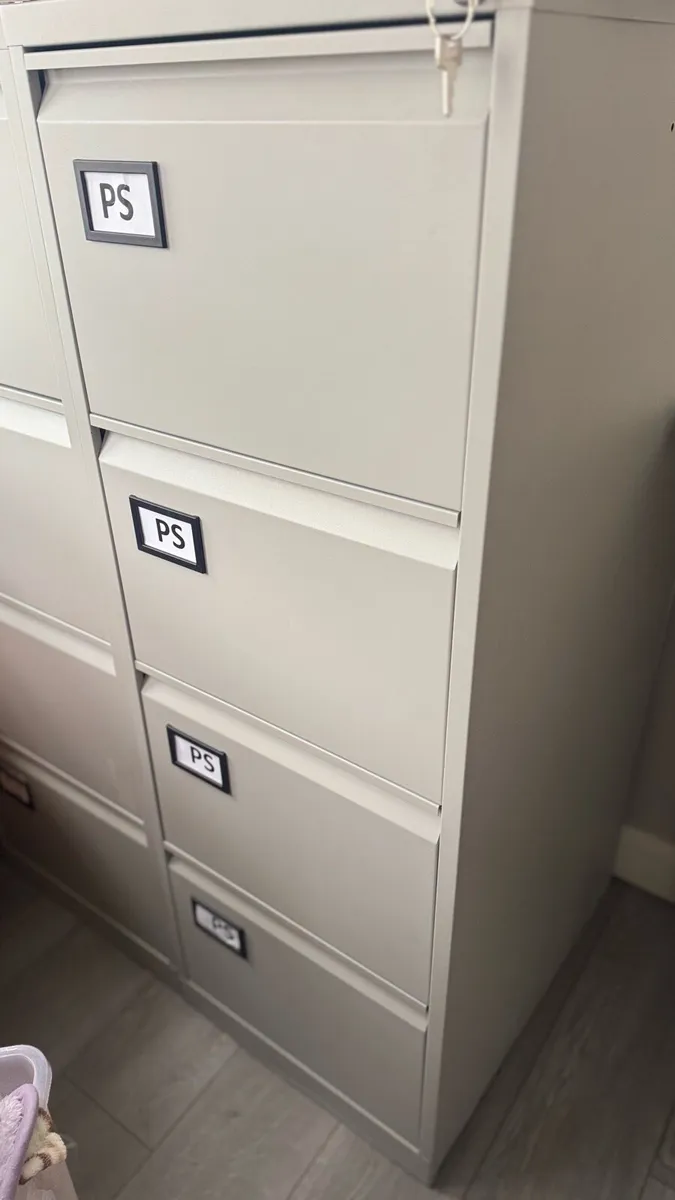 Filling cabinets - Image 1