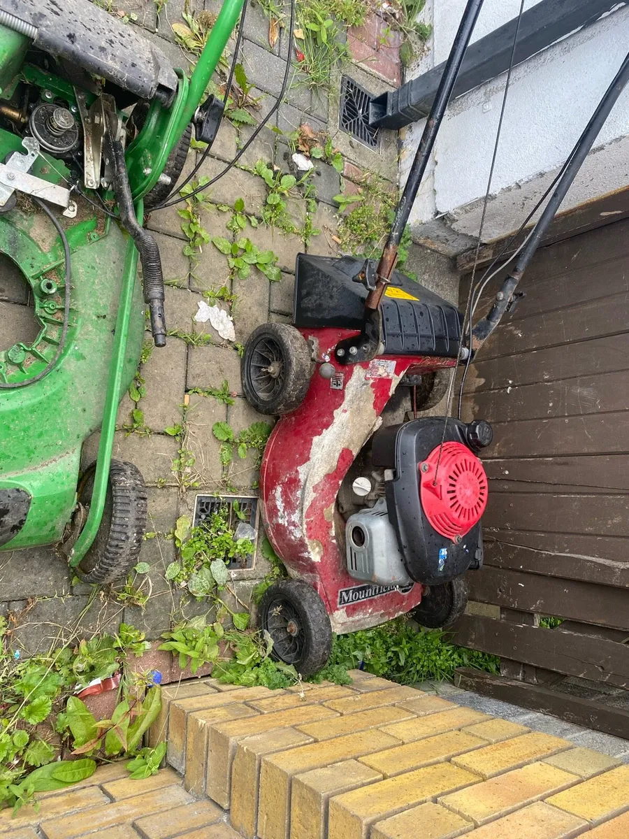 Brigs and Stratton lawnmower - Image 1