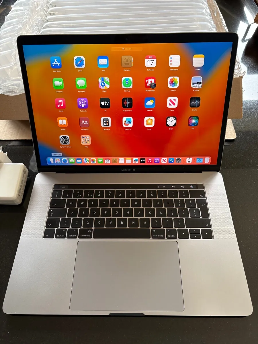 Apple MacBook Pro 15.4" TouchBar -500GB SSD, 16GB, - Image 1