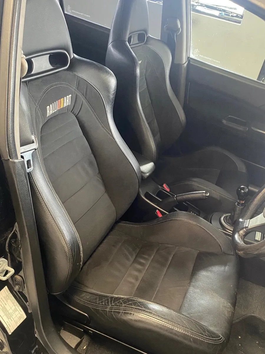 2005 Mitsubishi Evo 8 - Image 2
