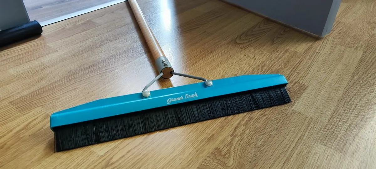Grandi Carpet Brush - Image 1