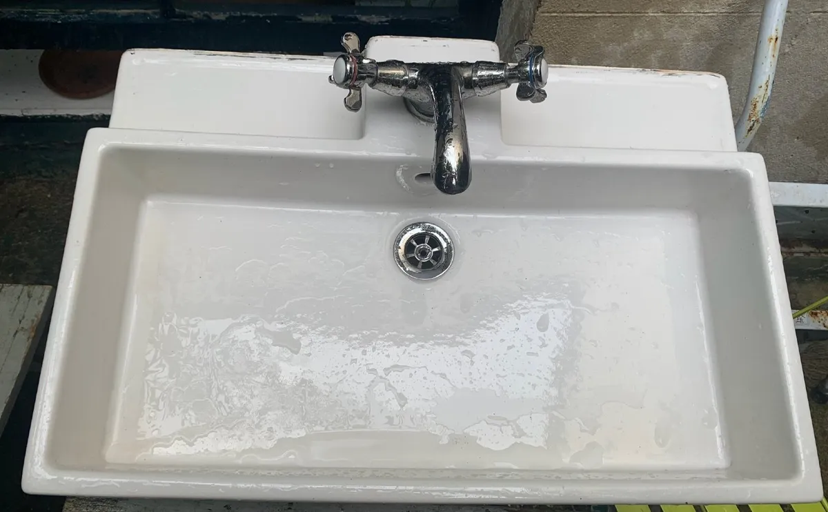 Bathroom sink - Image 1