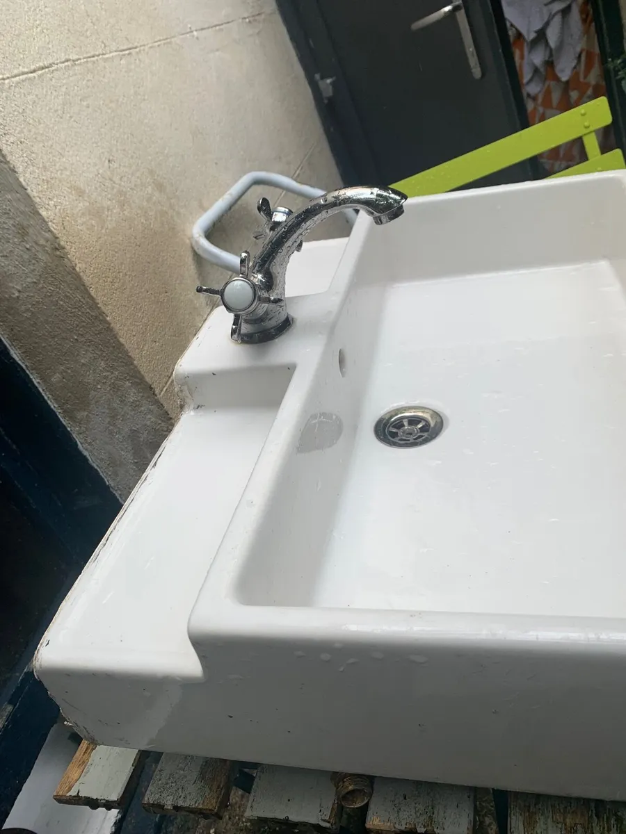 Bathroom sink - Image 3
