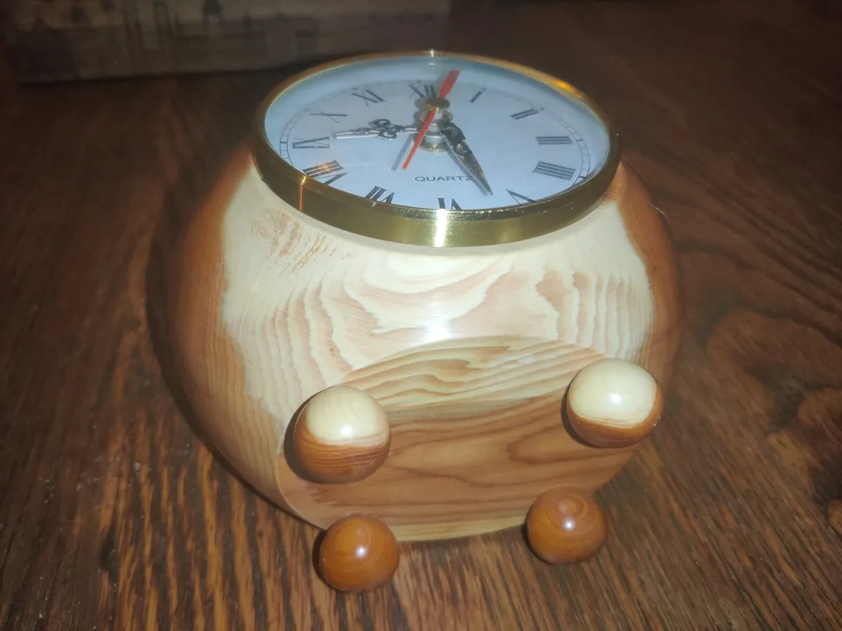 NATURAL OAK, New Hand Carved 7"Tall Clock ! - Image 1