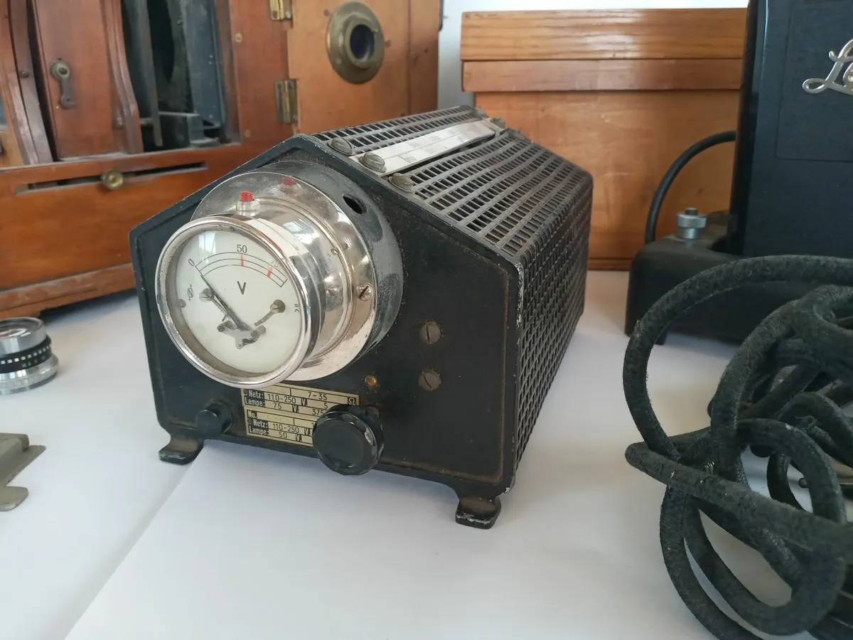 Joblot of 3 Old Projectors and 1 Transformer - Image 4