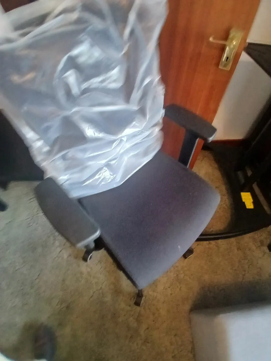 Office chsir new/& desk..delivered - Image 2