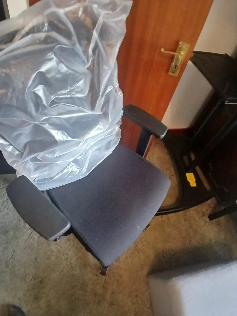 Office chsir new/& desk..delivered - Image 4