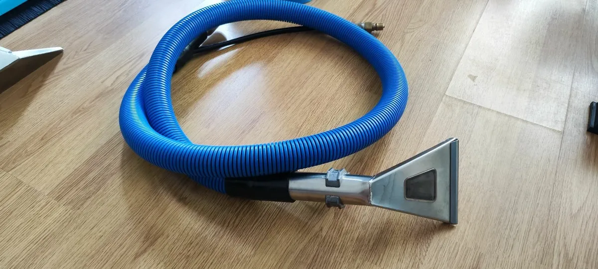 Carpet upholstery cleaning tool - Image 1