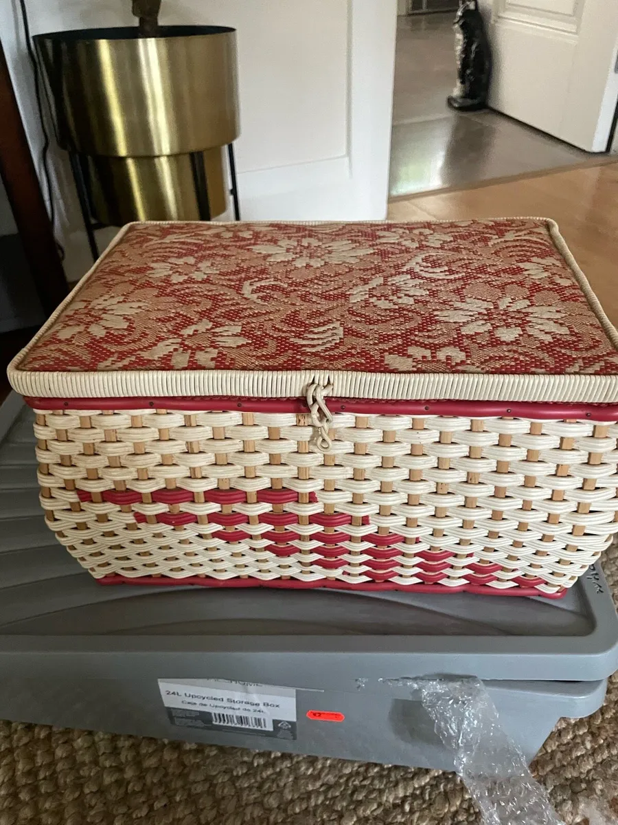 Vintage sewing box - Image 1