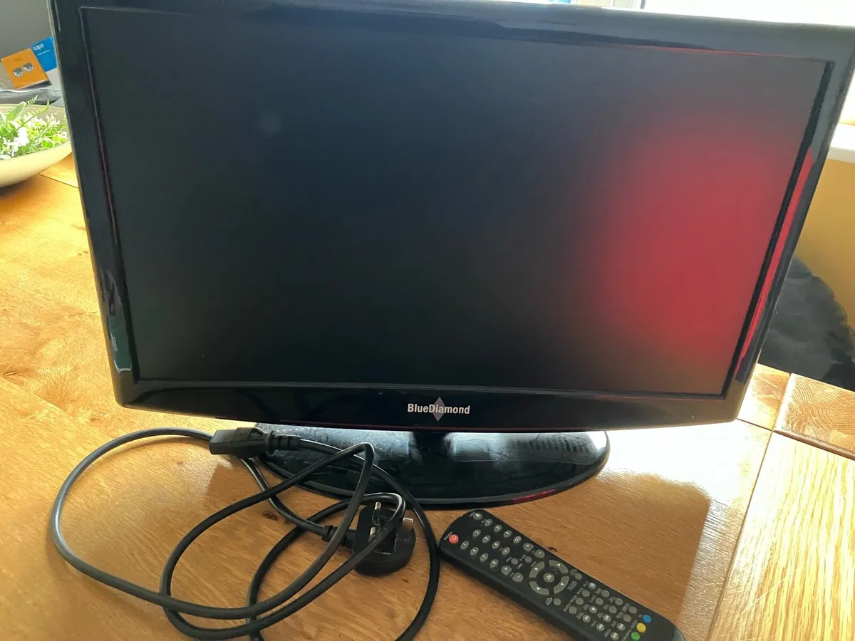 22 inch lcd TV - Image 1