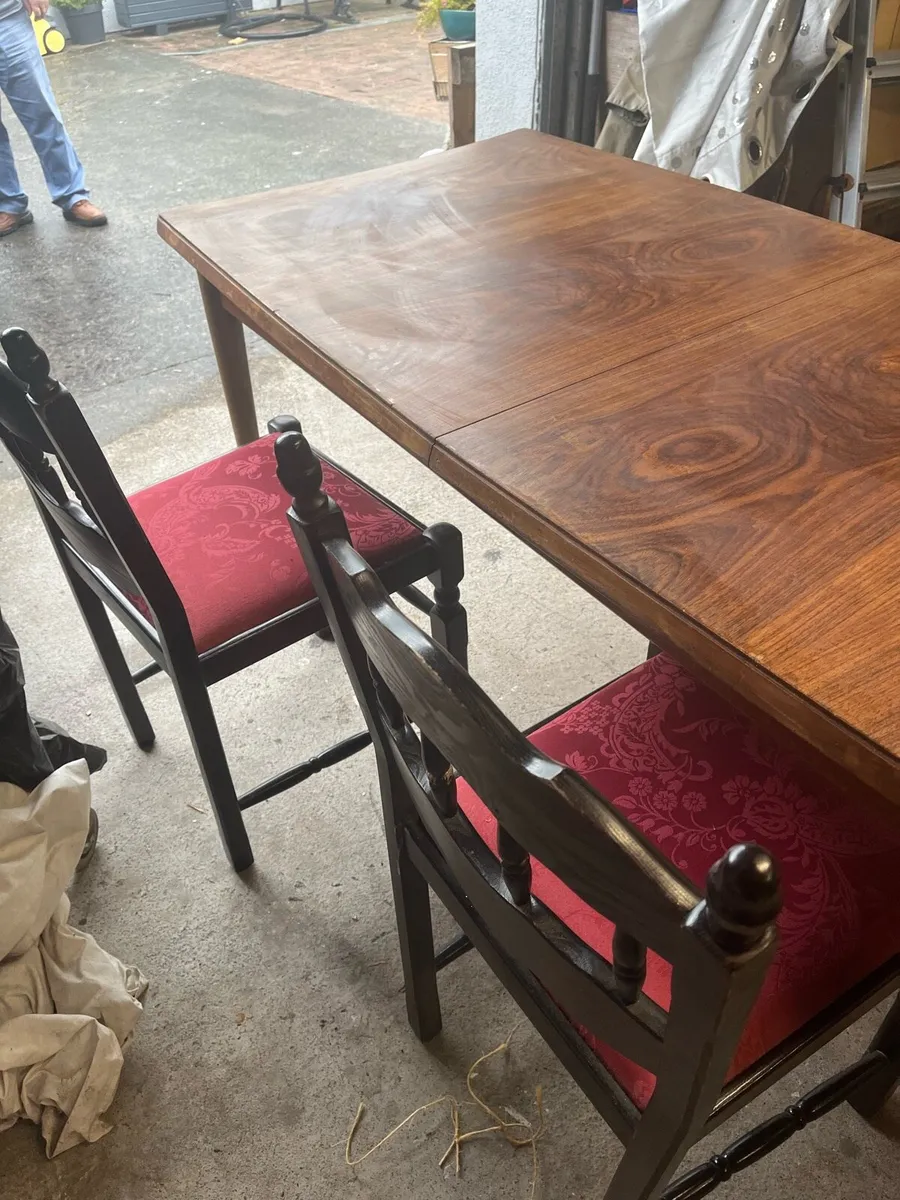 Table and chairs - Image 1