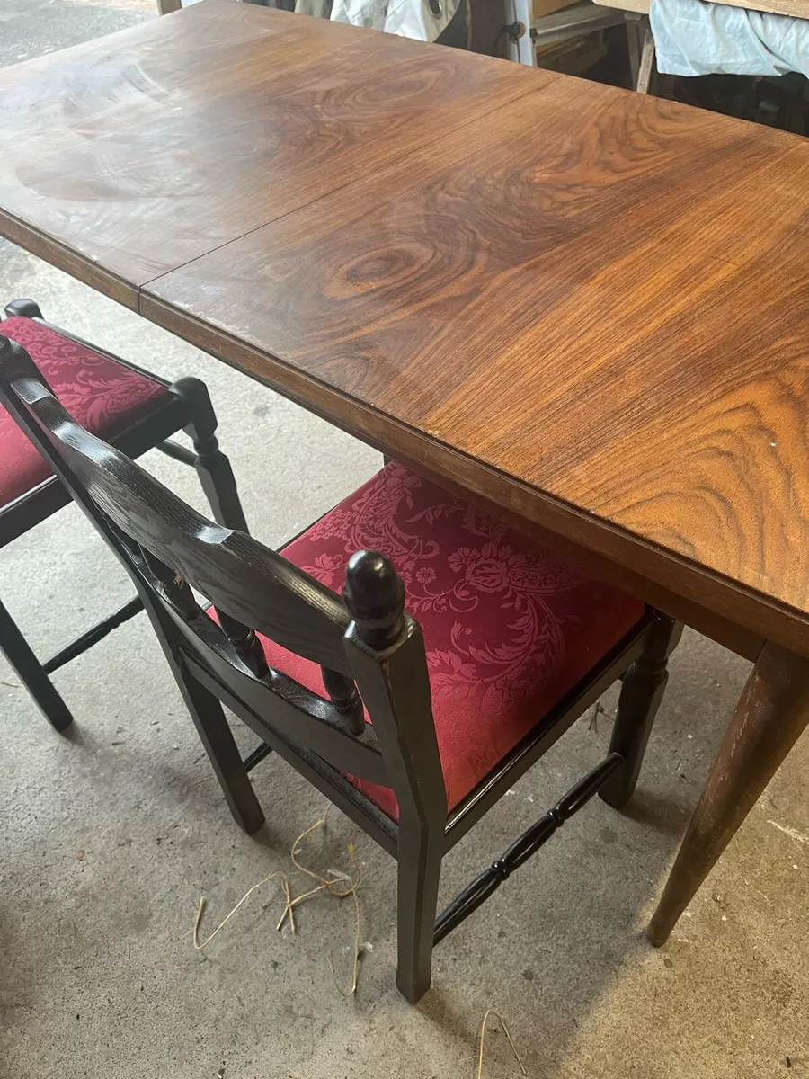 Table and chairs - Image 2
