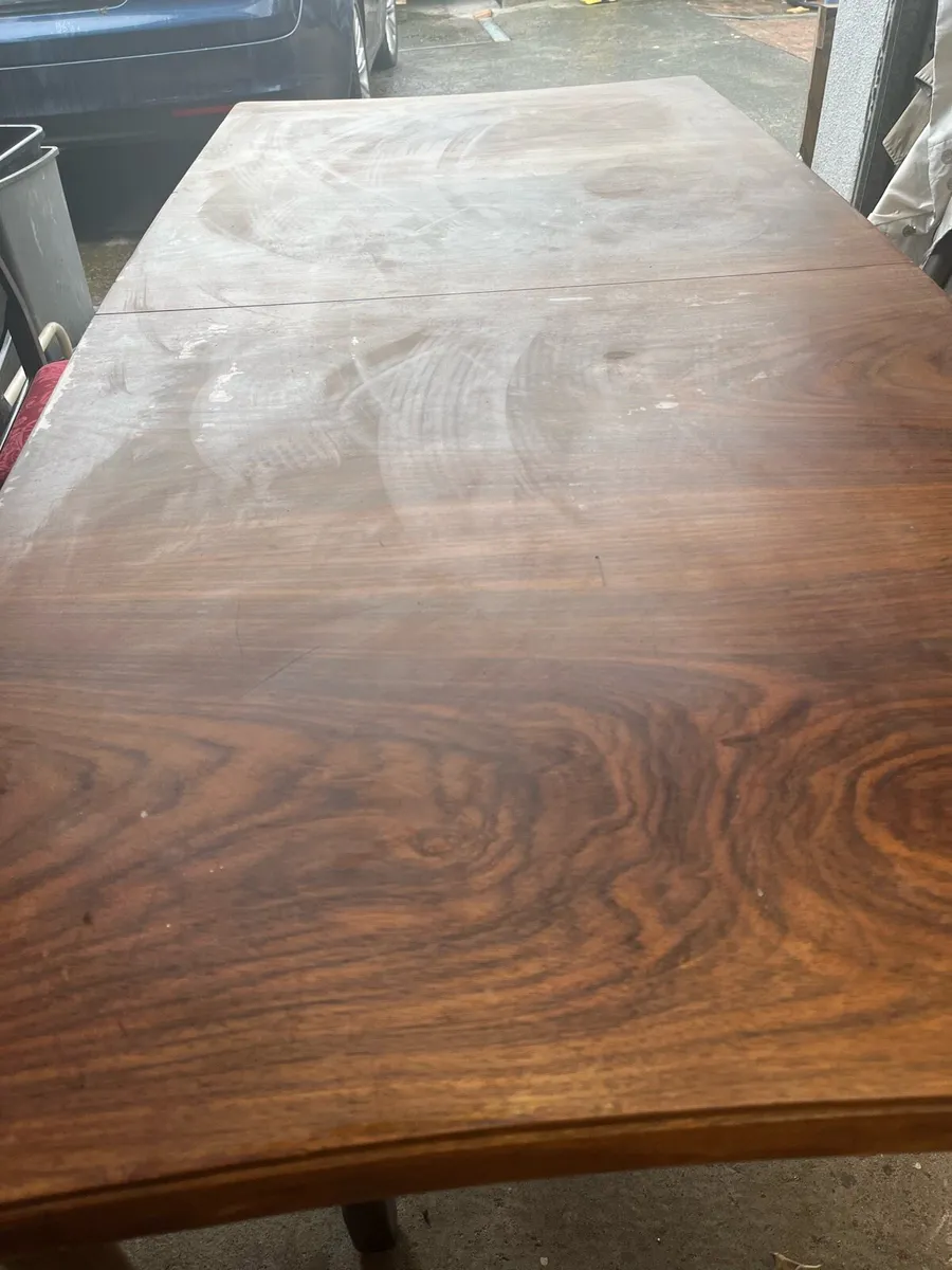 Table and chairs - Image 3