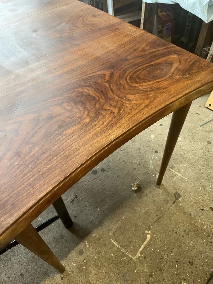 Table and chairs - Image 4