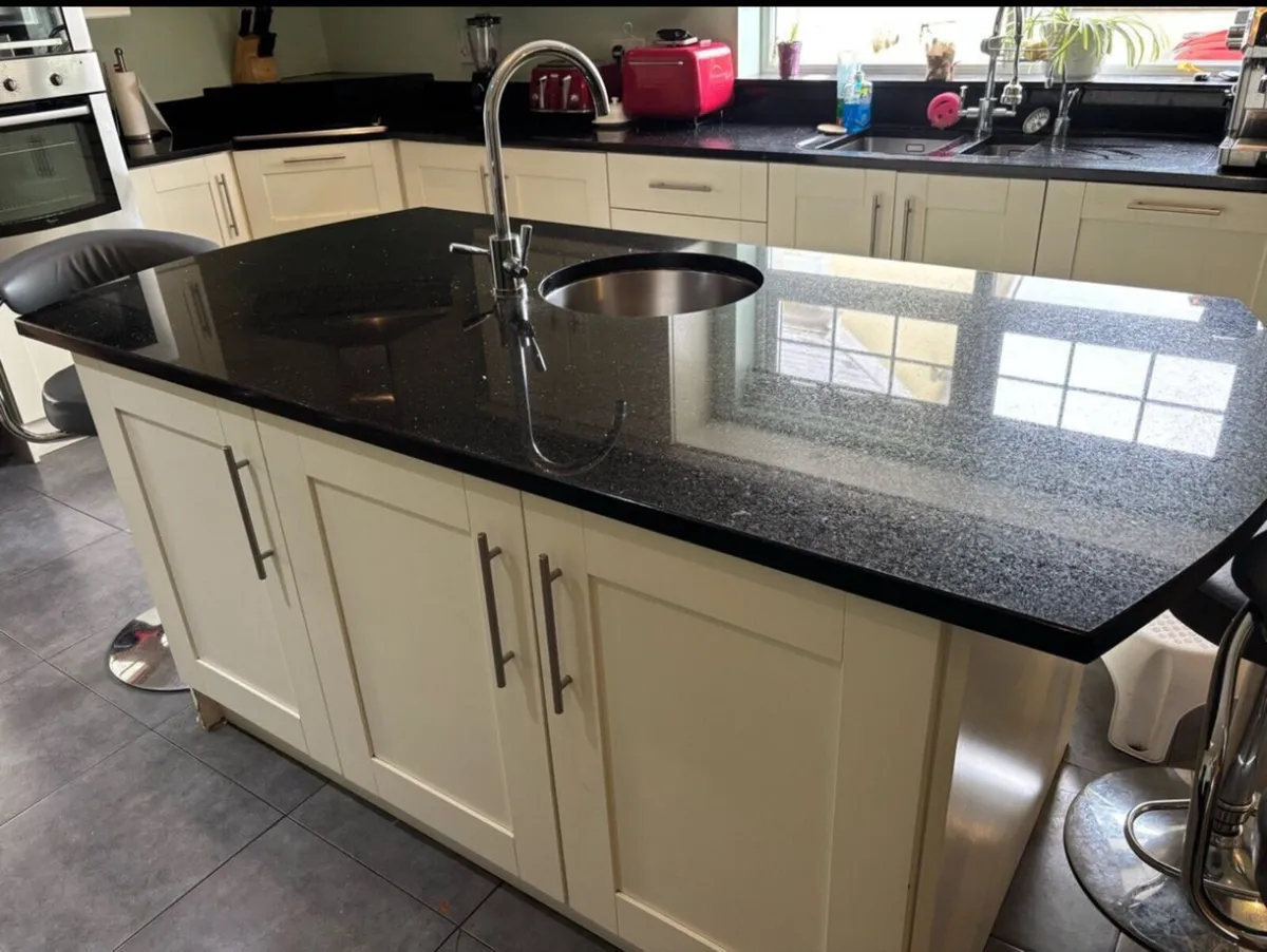 Kitchen Island - Image 1