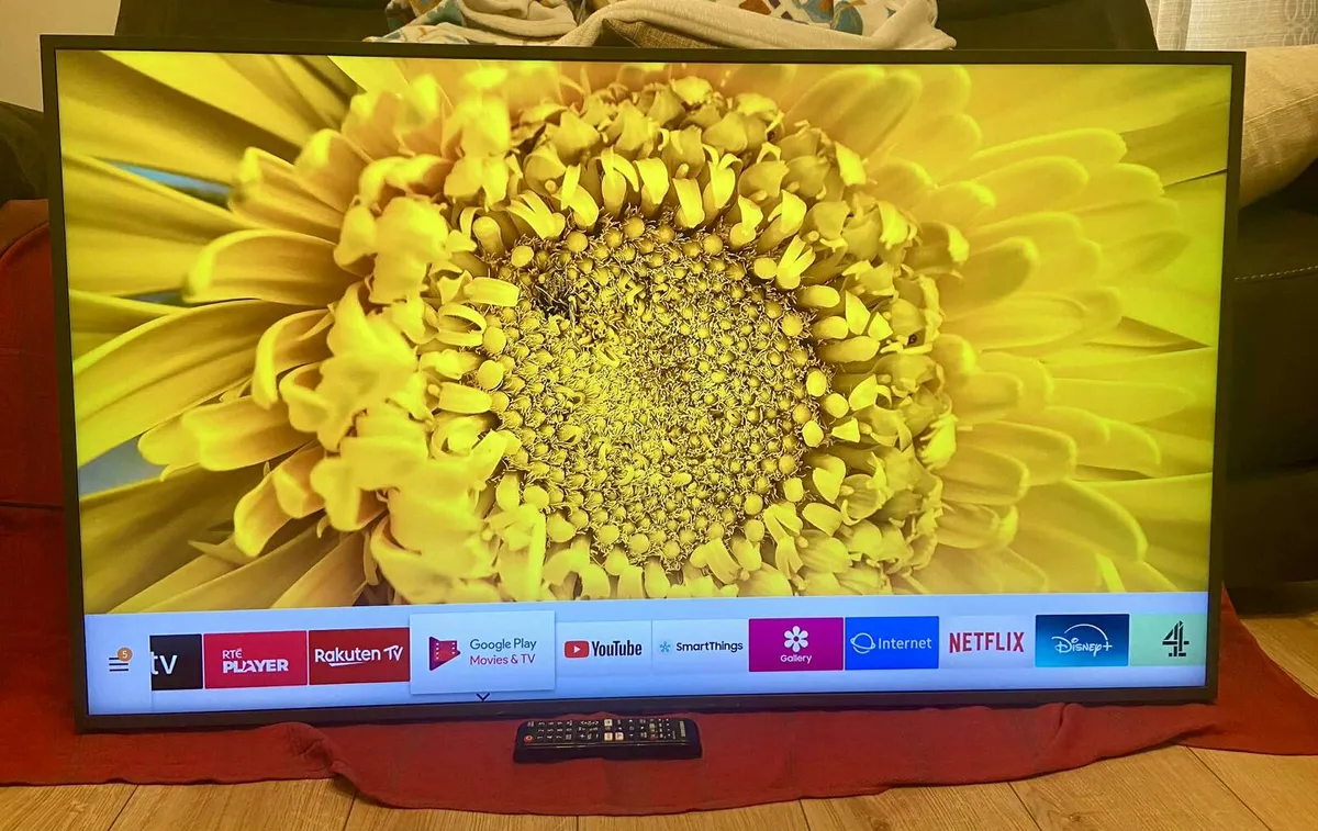Samsung 50" 4K Smart TV - 2 Small lines on screen - Image 4
