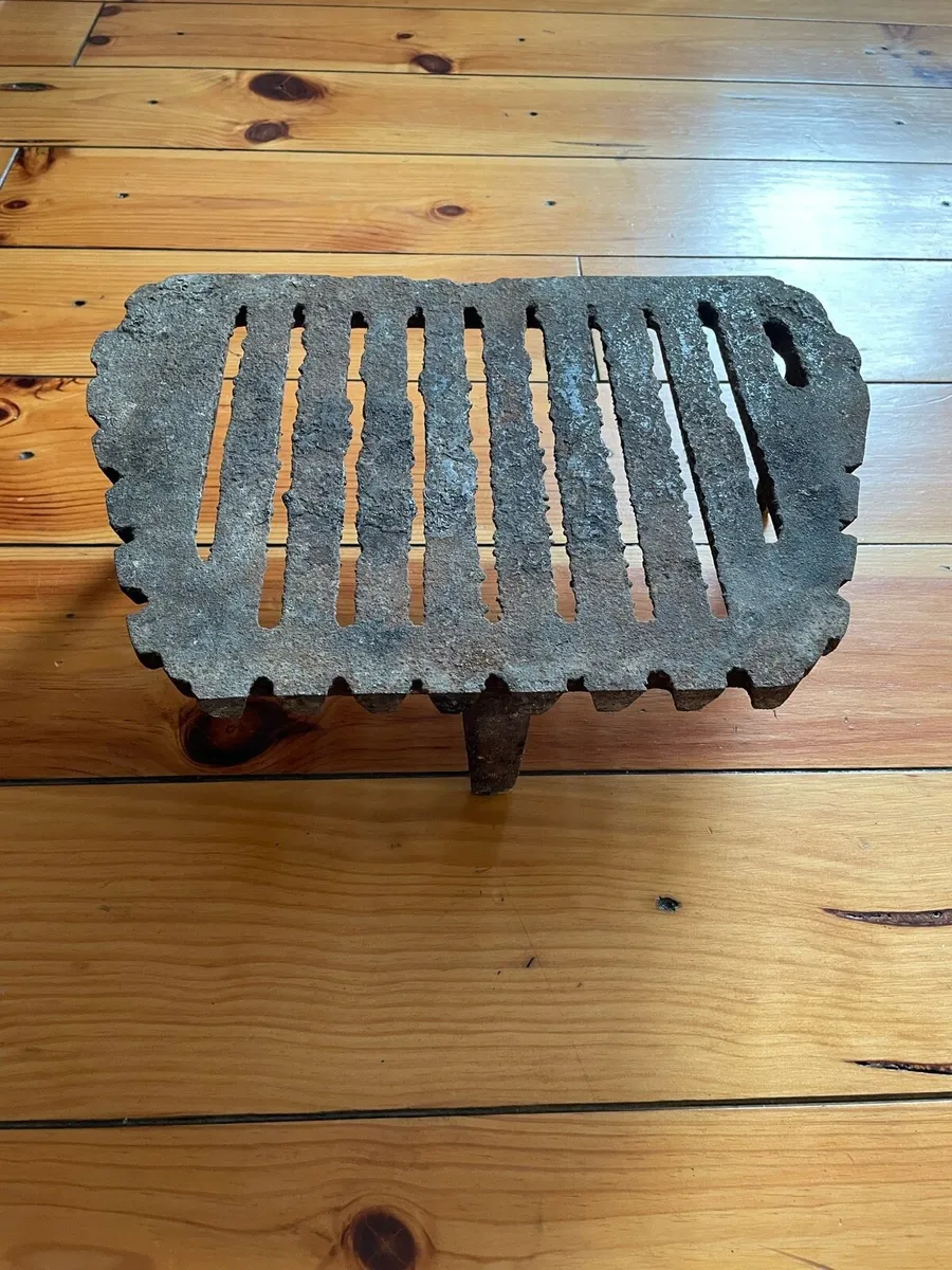 Cast iron fire grate - Image 1