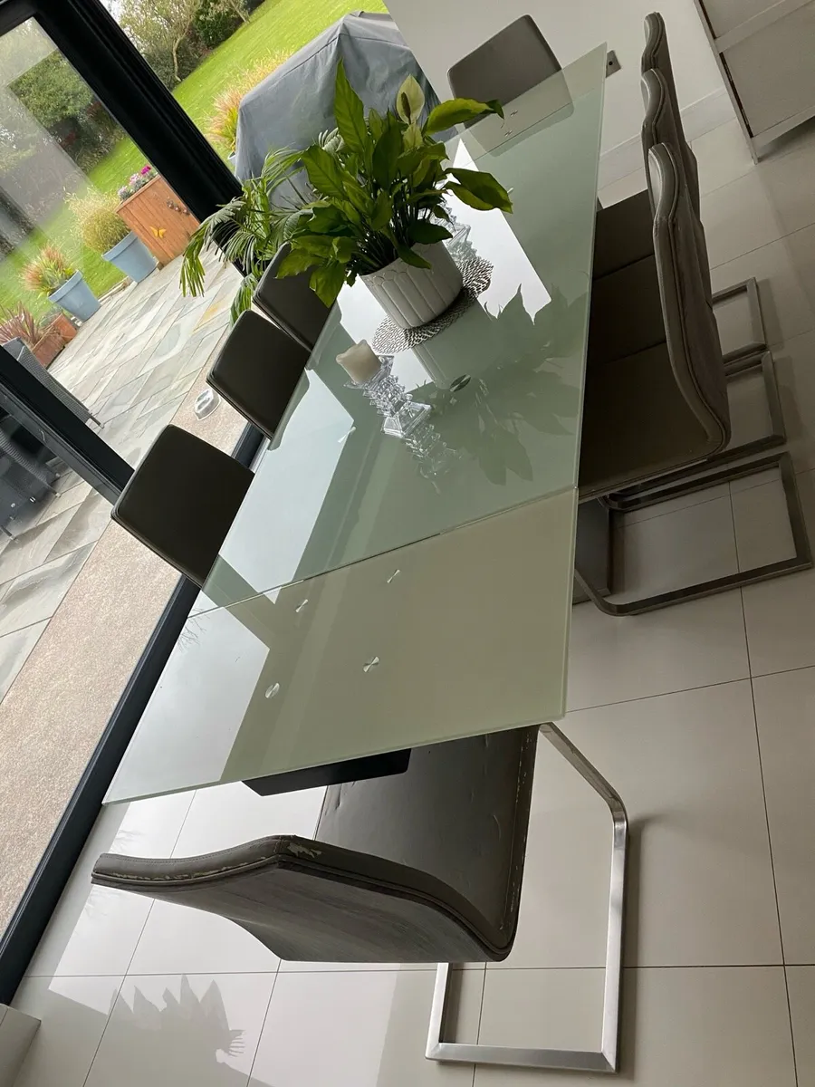 Large Extendable Dining Table with 8 chairs - Image 4