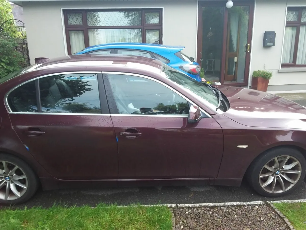 BMW 5-Series 2009 - Image 2