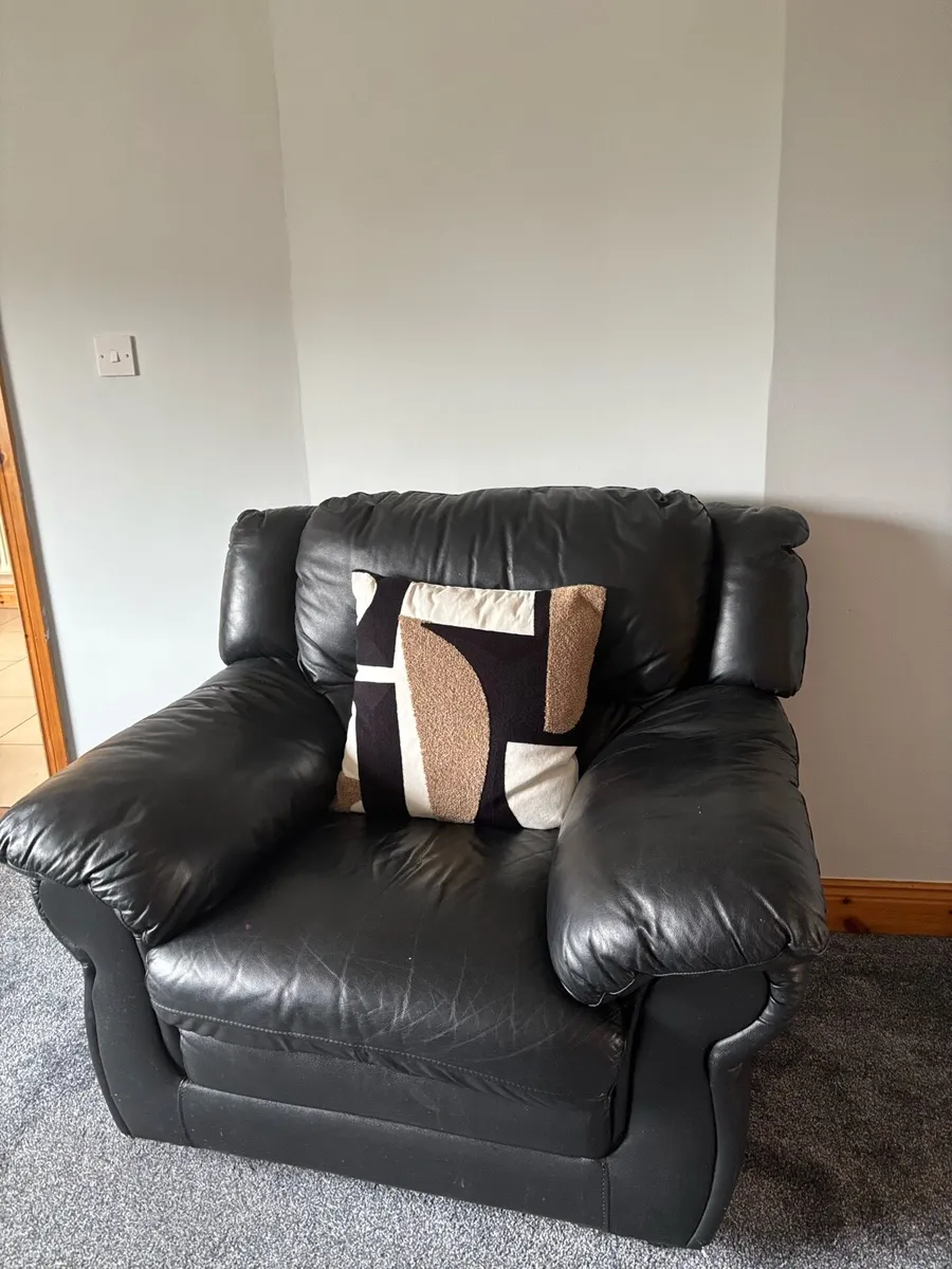 Leather Couch and 2 Armchairs - Image 2