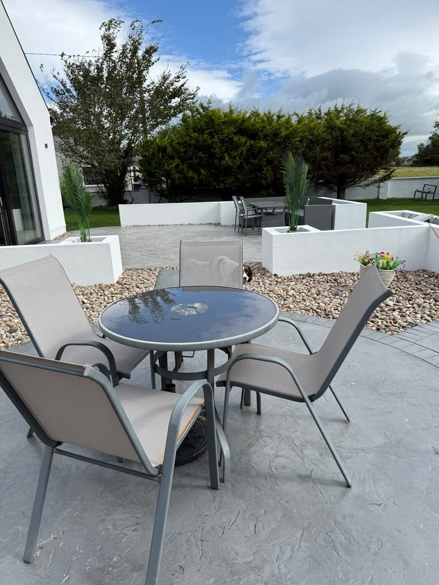Outdoor table & chairs - Image 1