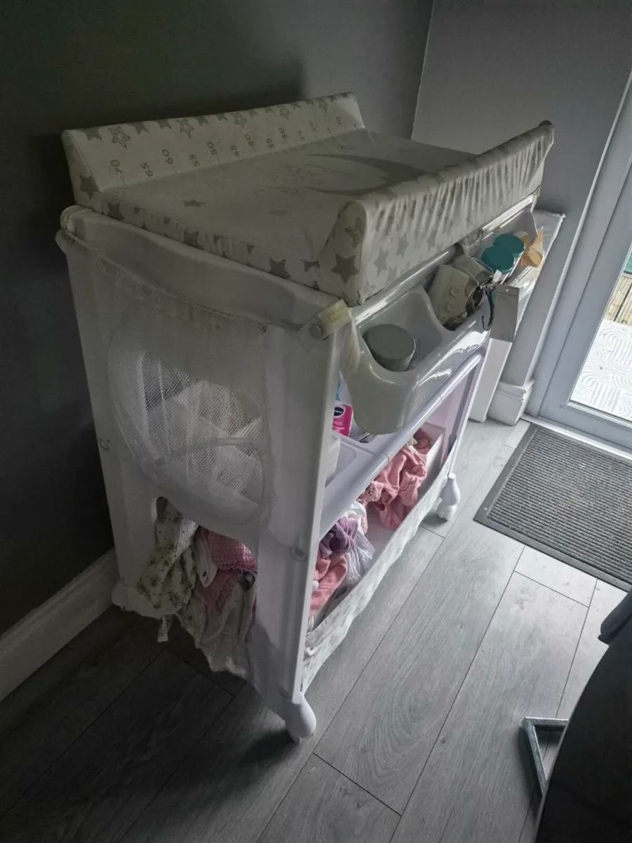 Baby changing table - Image 1