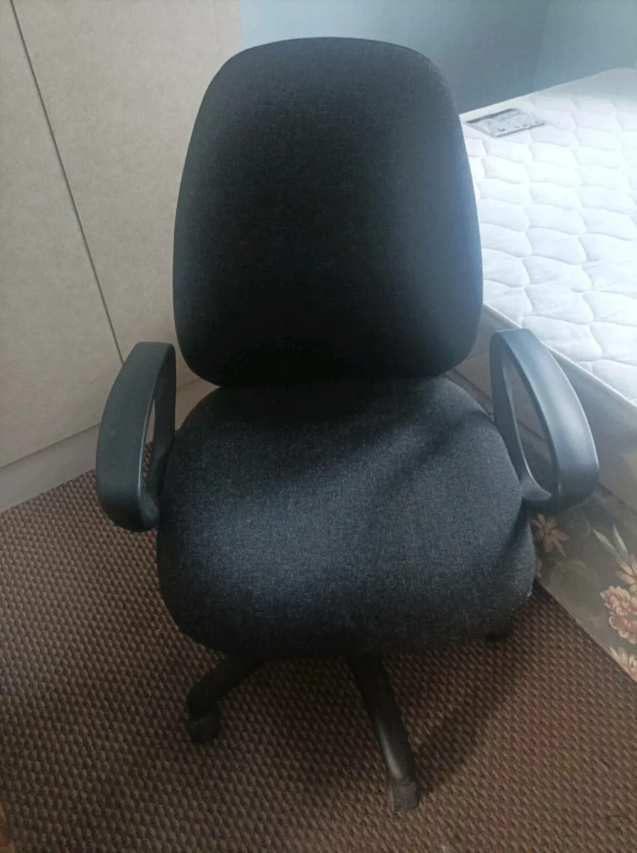 Office chair - Image 1