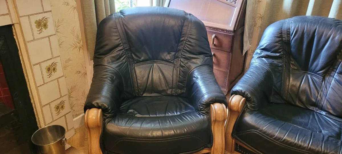 Couch and arm chair - Image 3