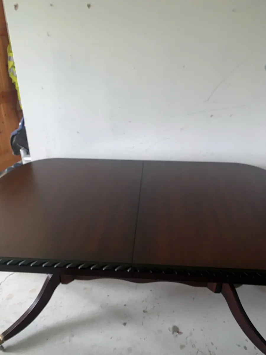 Dining table - Image 1
