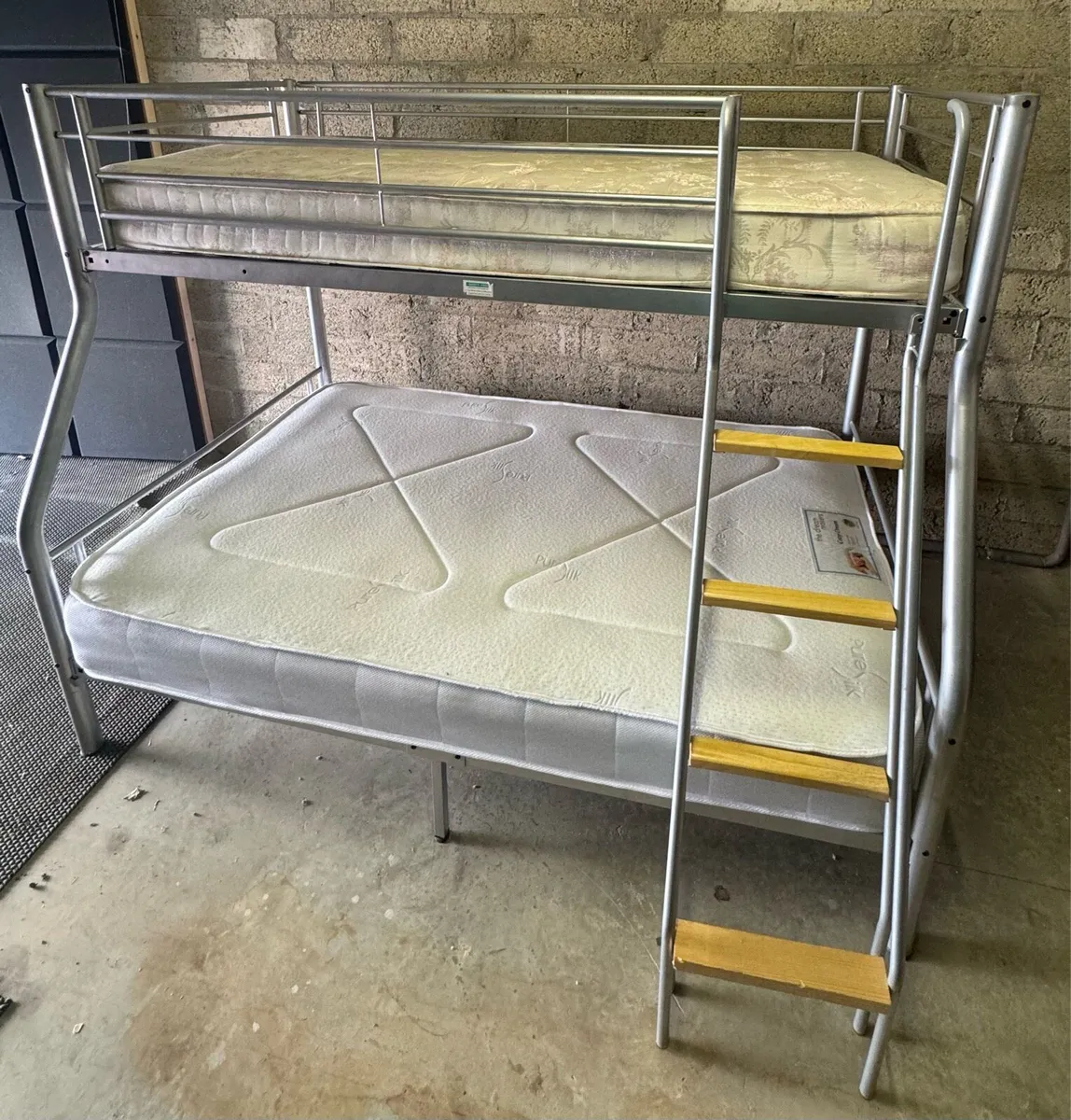 Triple bunk bed with mattresses - Image 4
