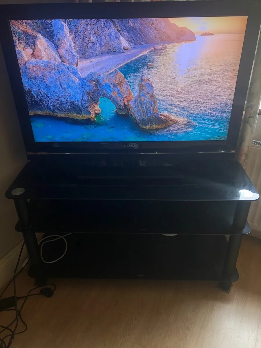 37 " Sony Bravia TV 1080p LCD - Stand - Remote - Image 1
