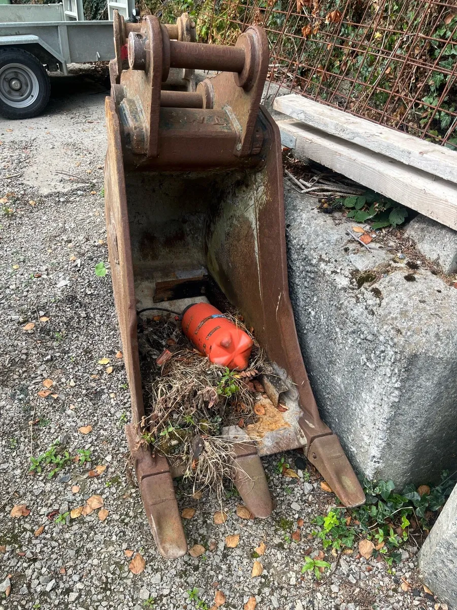 J c b 2Foot bucket - Image 1