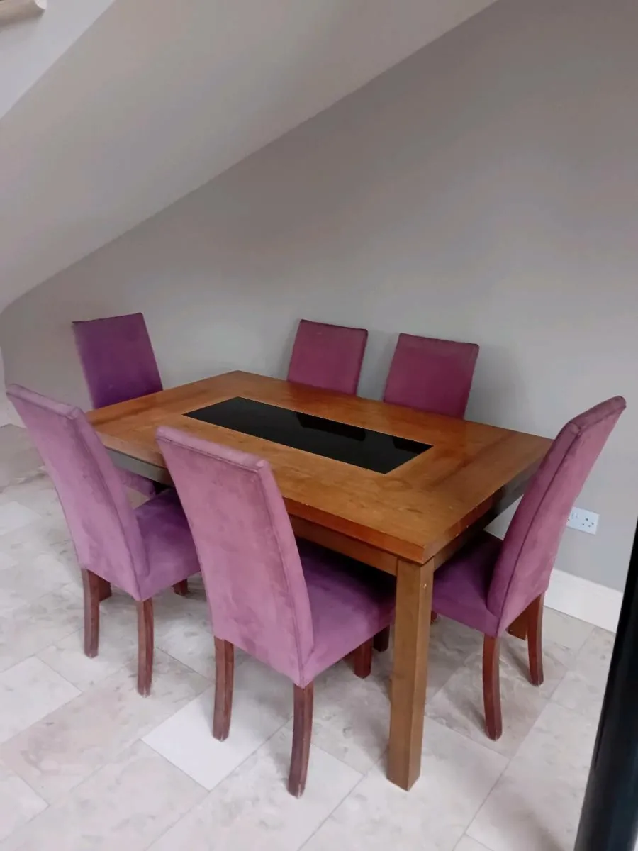 Table and chairs - Image 1
