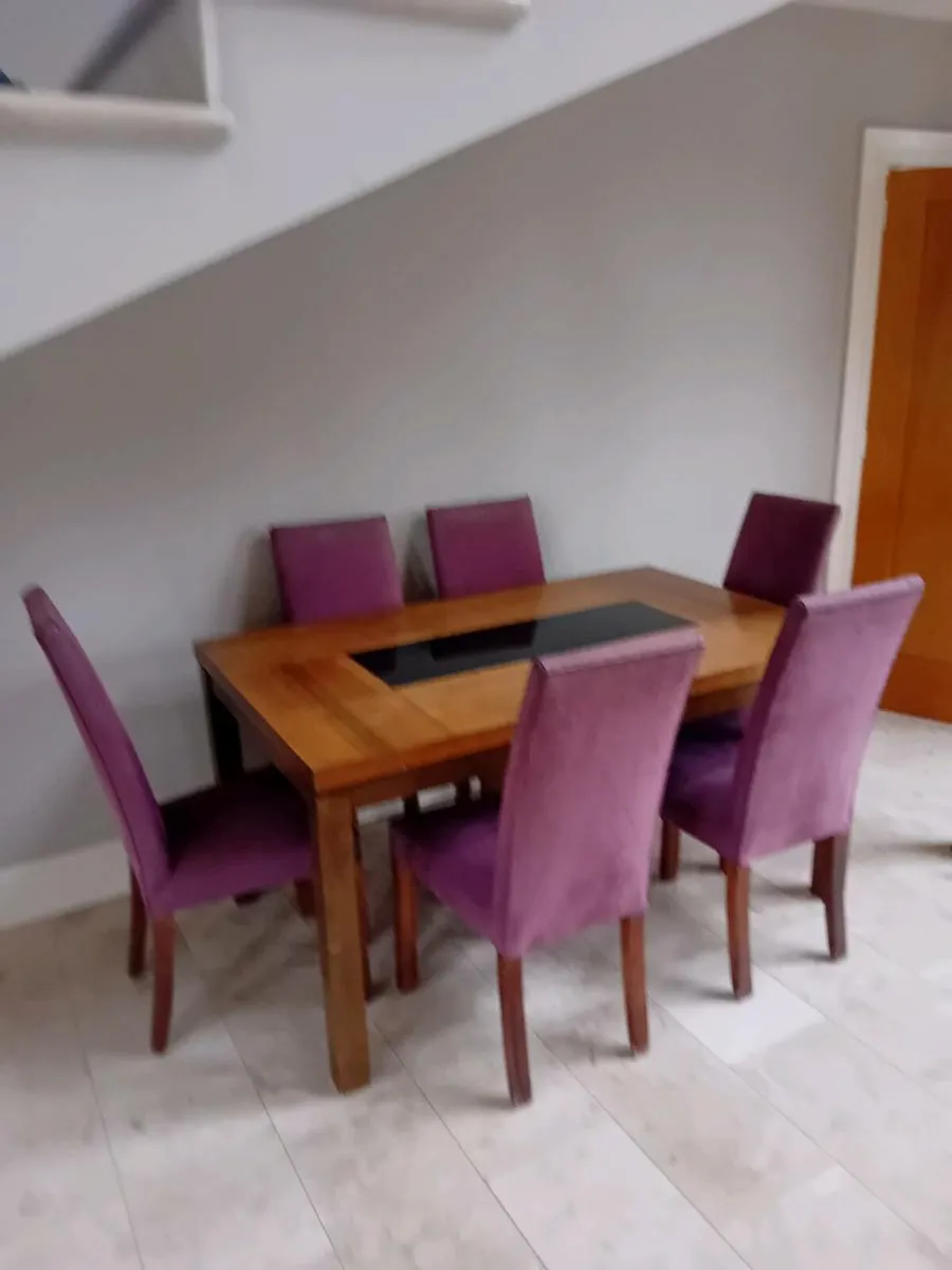 Table and chairs - Image 2